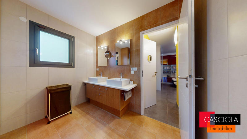 Maison - 200 m² - 6 pièces