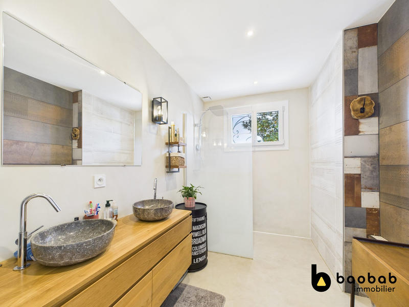 Maison traditionnelle - 240 m² - 7 pièces