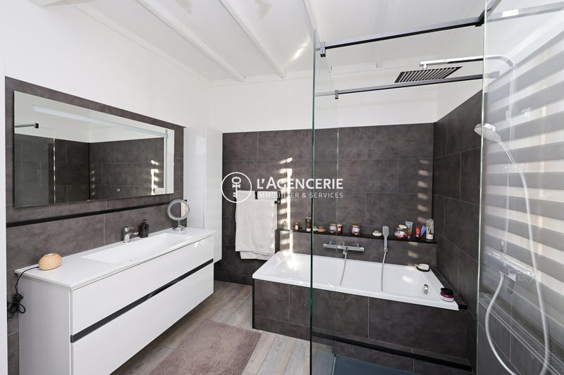 Maison - 207 m² - 6 pièces