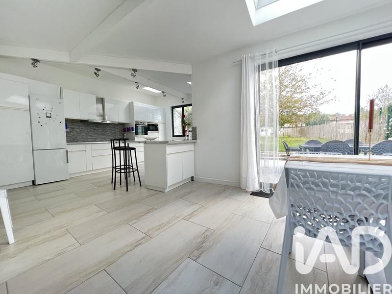 Maison - 230 m² - 8 pièces