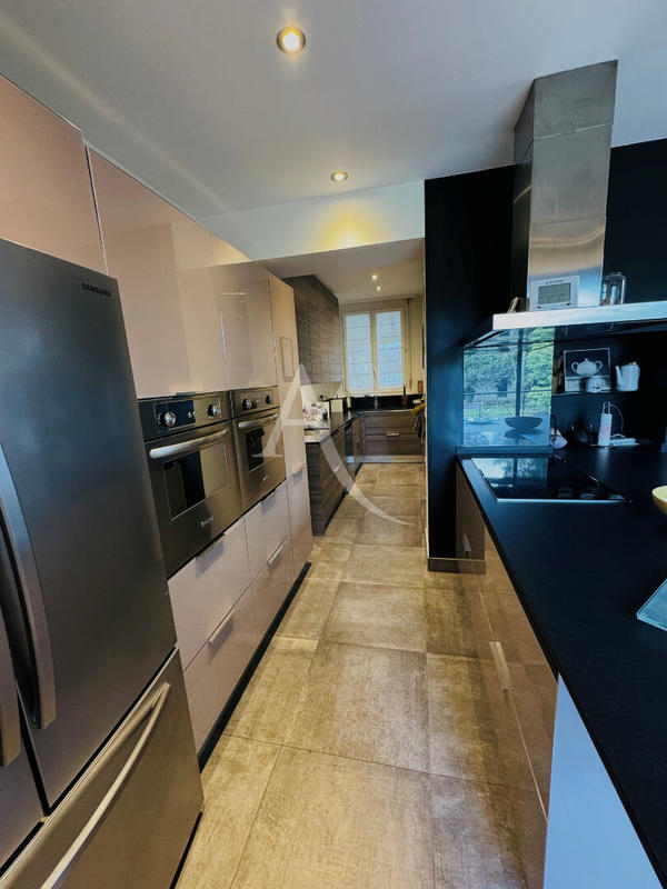 Maison - 254 m² - 10 pièces