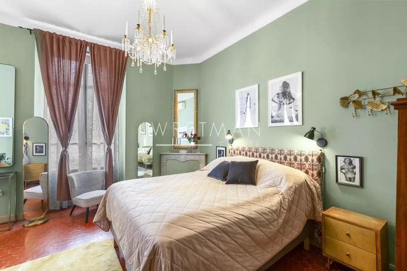 Villa - 242 m² - 9 pièces