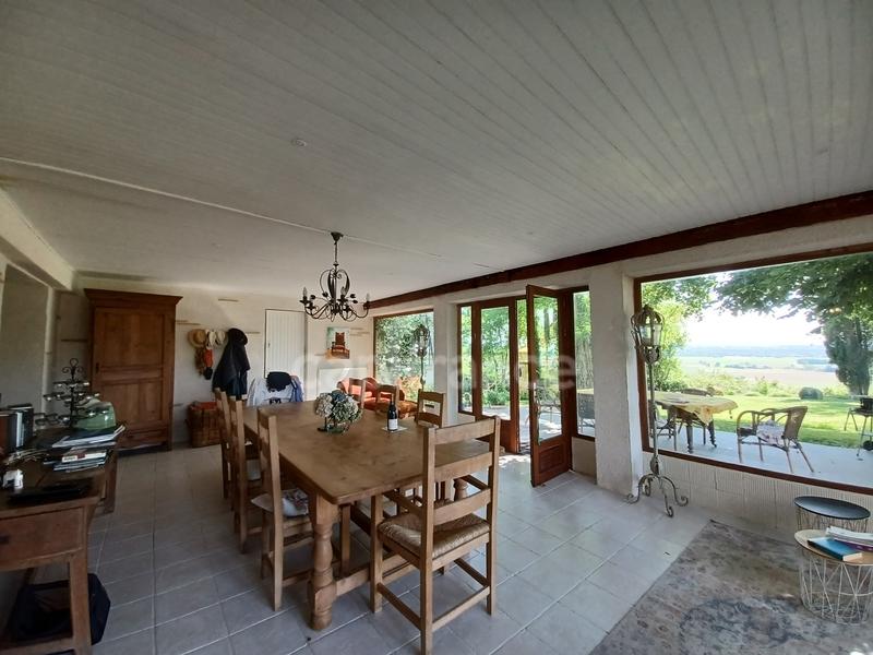 Maison - 370 m² - 11 pièces