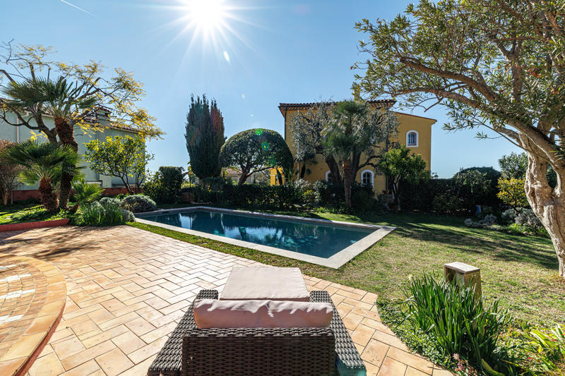 Maison - 205 m² - 6 pièces