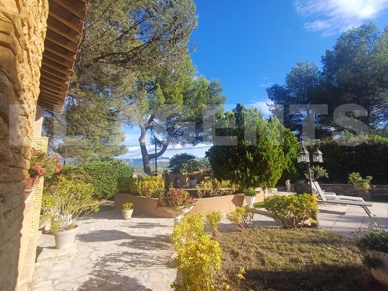 Demeure - 230 m² - 7 pièces