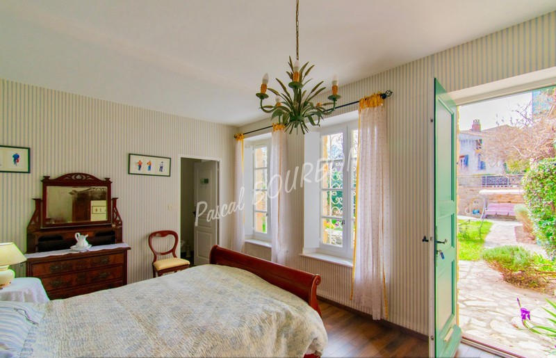 Maison - 250 m² - 8 pièces