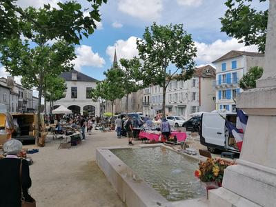 Marché du samedi à Verteillac