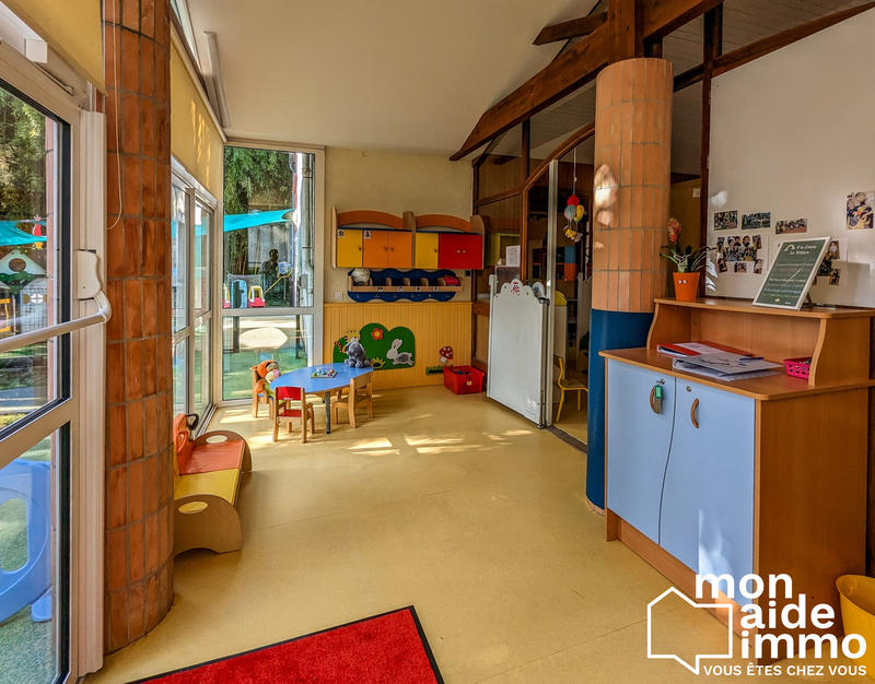 Local d'activités - 280 m² - 15 pièces