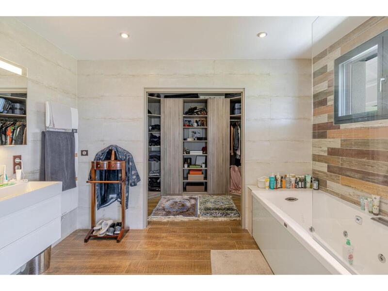 Maison - 228 m² - 8 pièces