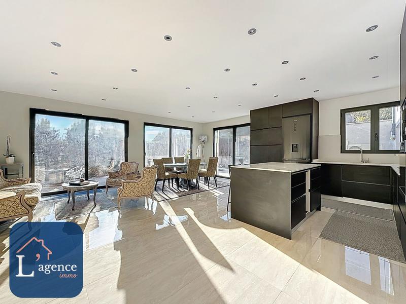 Maison - 202 m² - 8 pièces