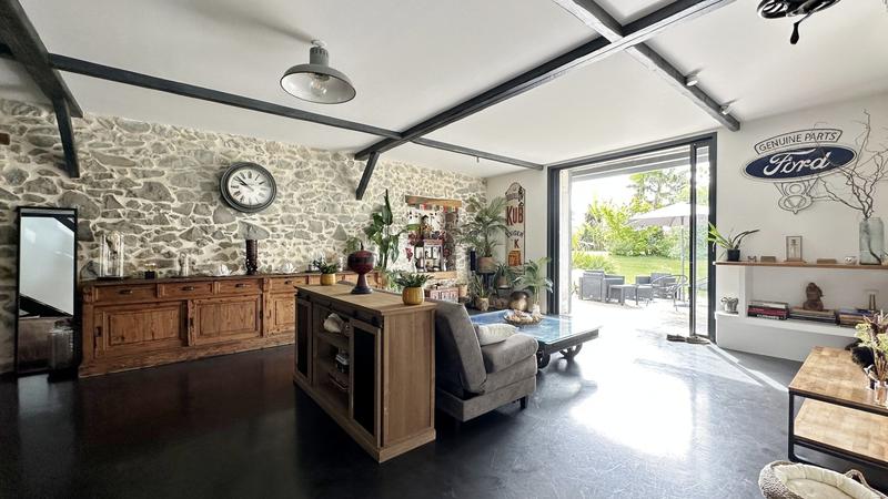 Maison - 312 m² - 9 pièces