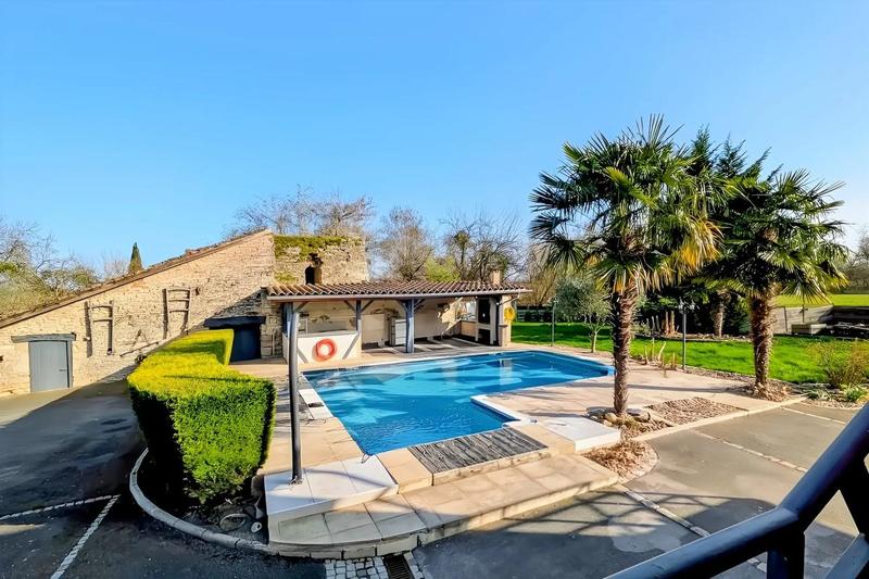 Maison en pierre - 413 m² - 8 pièces