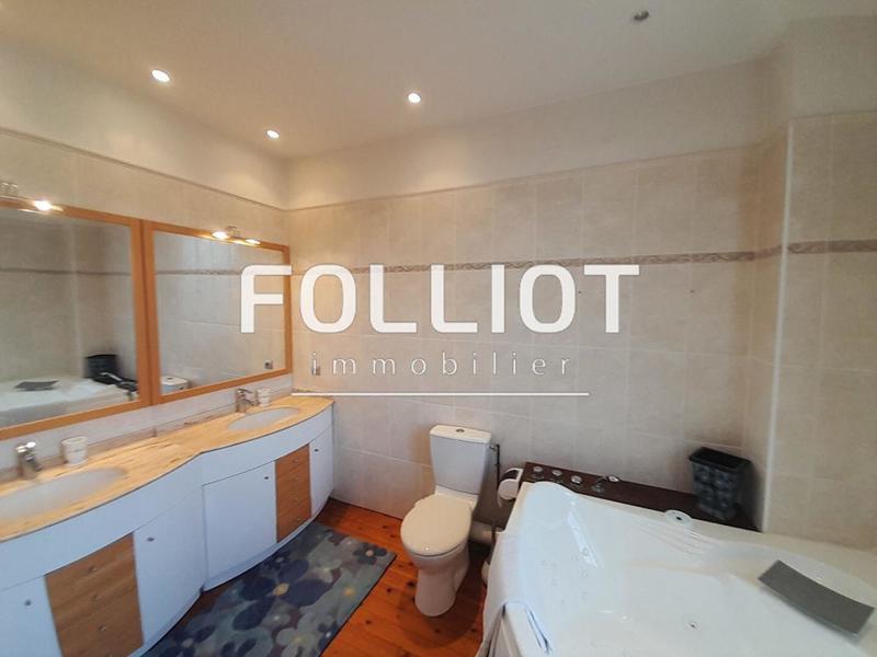 Propriété - 197 m² - 9 pièces