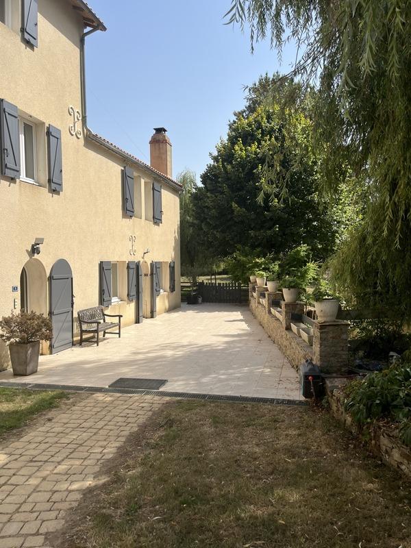 Propriété - 422 m² - 29 pièces