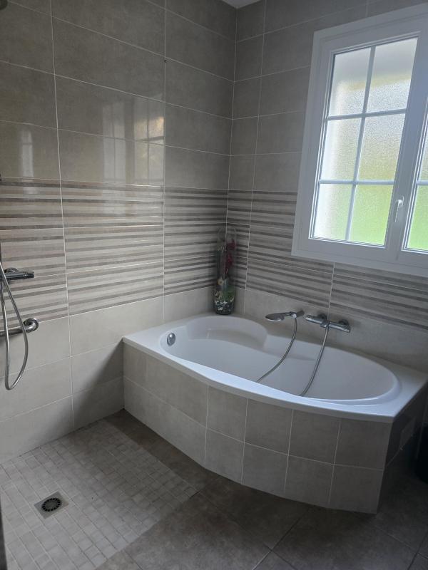 Maison - 196 m² - 9 pièces