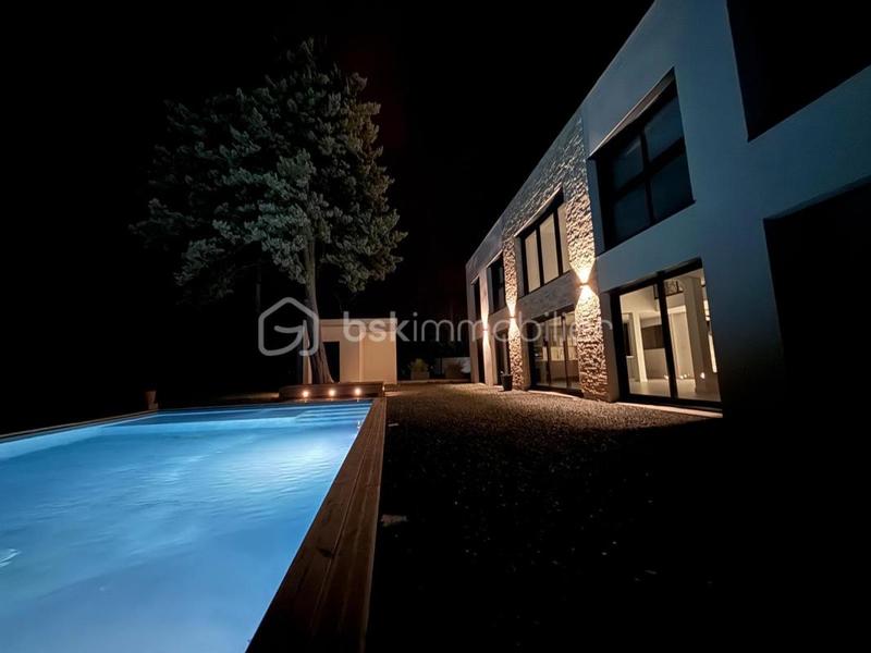 Maison - 293 m² - 8 pièces