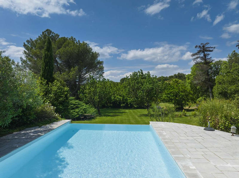 Propriété - 590 m² - 20 pièces