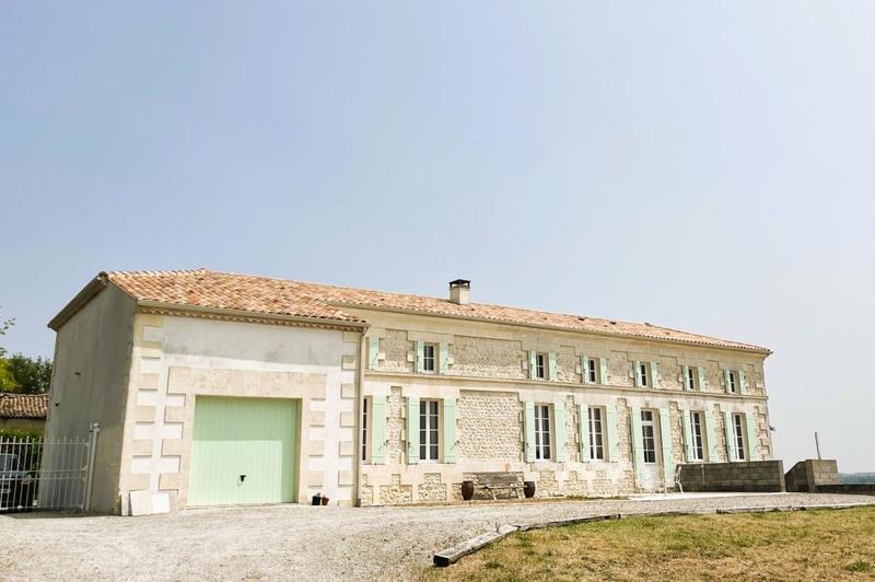 Maison - 250 m² - 6 pièces