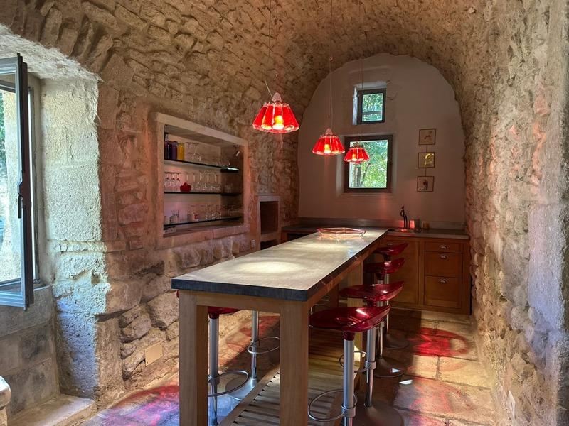 Mas - 420 m² - 14 pièces