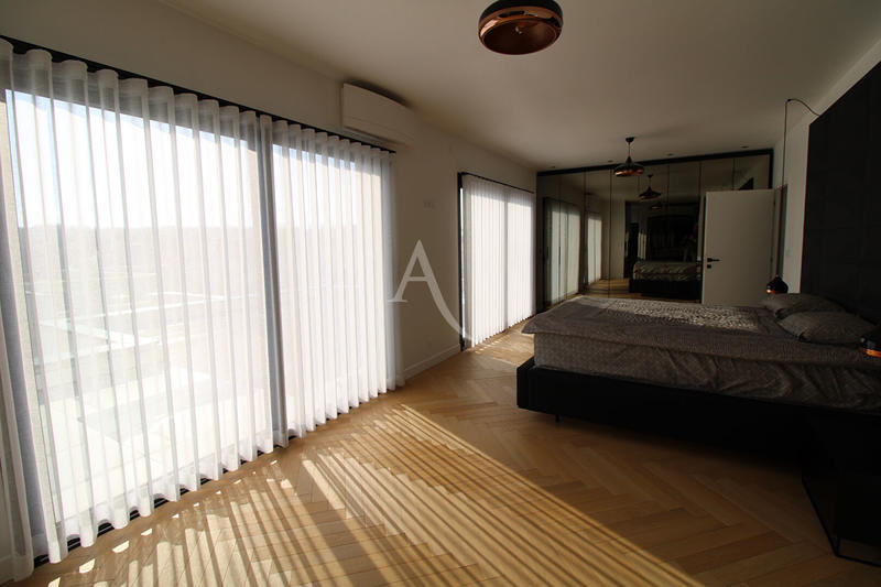 Maison - 330 m² - 11 pièces