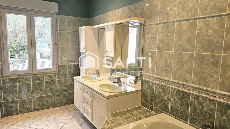 Maison - 218 m² - 9 pièces