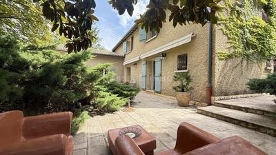 Propriété - 300 m² - 8 pièces