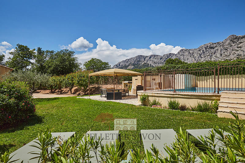 Maison - 220 m² - 7 pièces