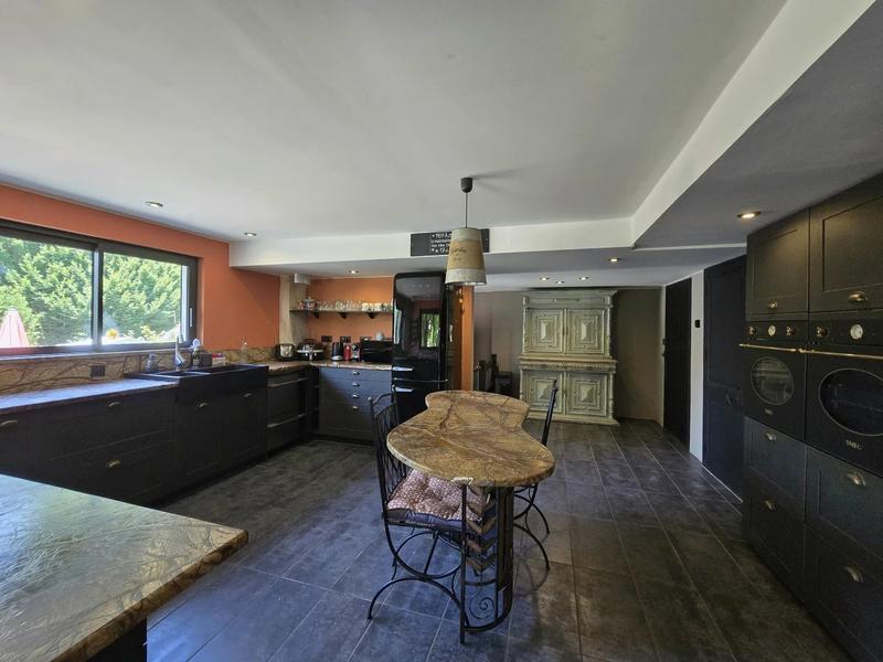 Maison - 220 m² - 9 pièces