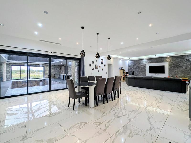 Maison - 332 m² - 6 pièces