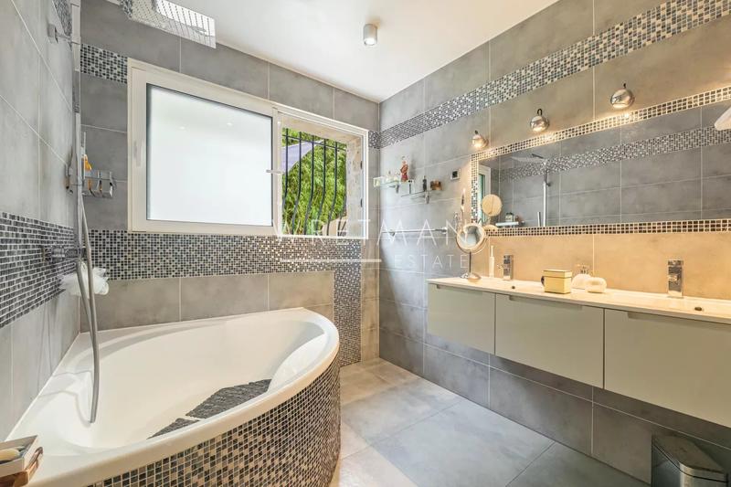 Maison - 200 m² - 6 pièces