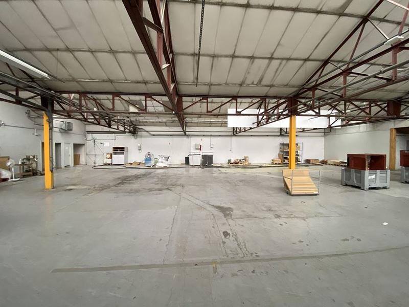 Entrepôt - 5 500 m² - 20 pièces