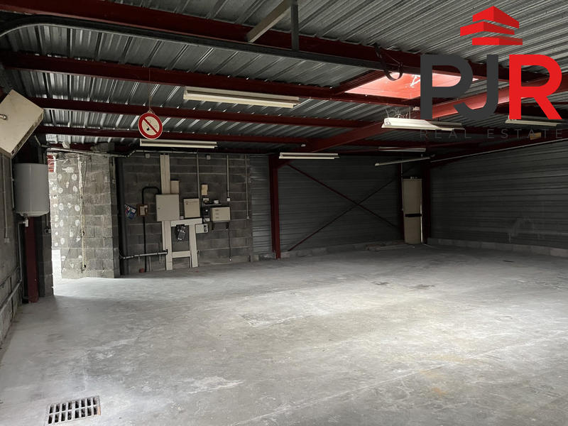 Local d'activités - 302 m²