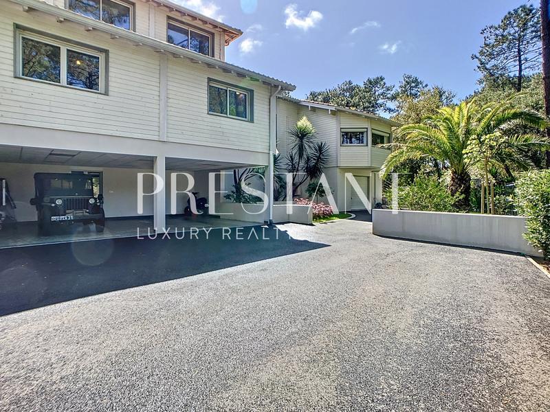 Maison - 260 m² - 10 pièces