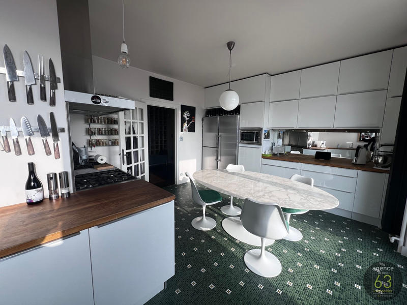 Maison - 269 m² - 9 pièces