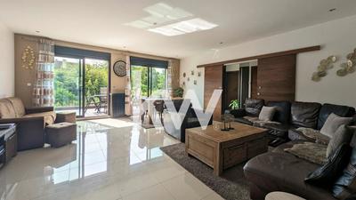 Maison - 251 m² - 9 pièces