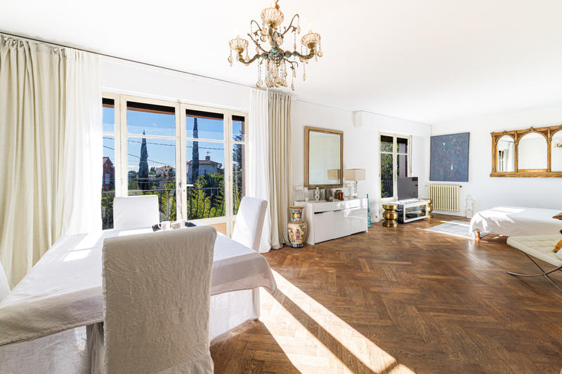 Maison - 220 m² - 7 pièces