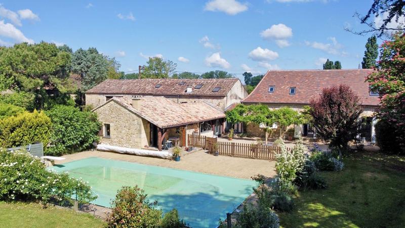 Maison en pierre - 232 m² - 7 pièces