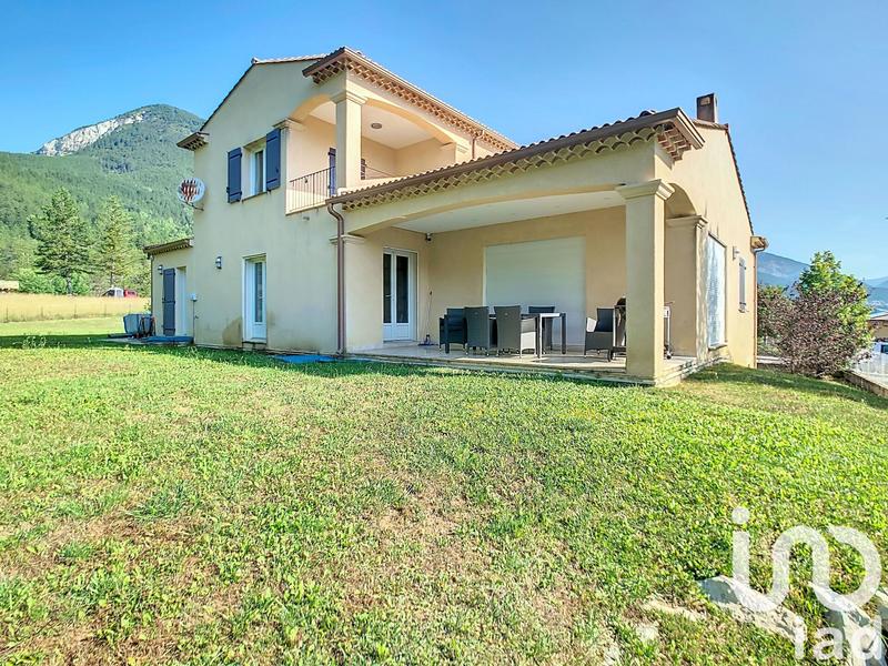 Maison - 220 m² - 8 pièces