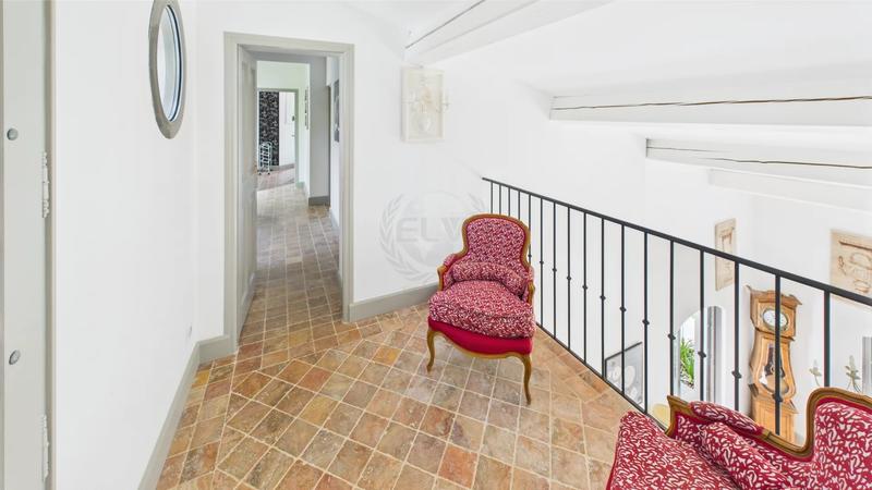 Maison - 250 m² - 8 pièces