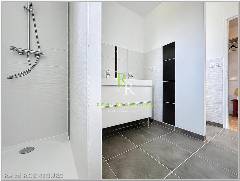 Maison - 213 m² - 9 pièces