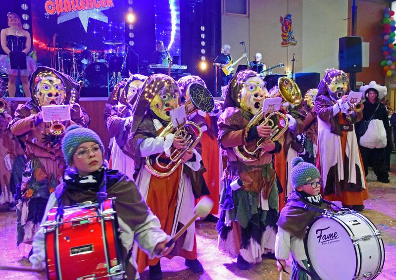 Bal de carnaval et concours de travestis