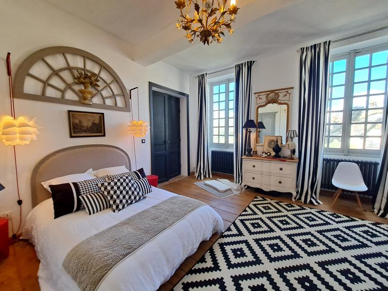 Maison - 654 m² - 16 pièces