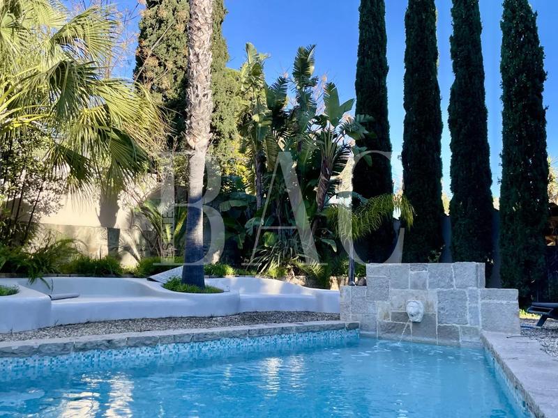 Villa - 273 m² - 12 pièces