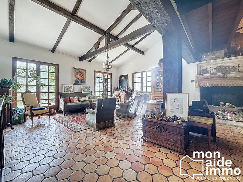 Maison - 240 m² - 8 pièces