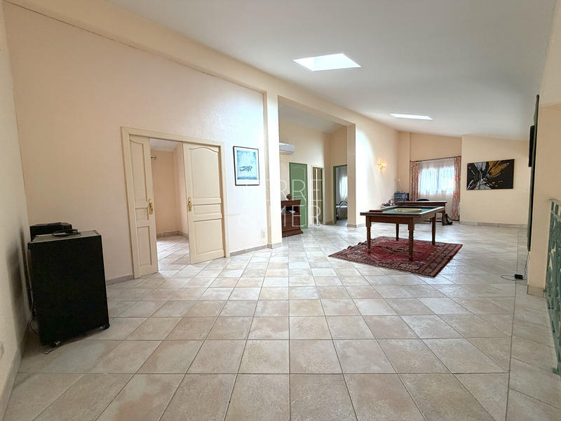 Maison - 240 m² - 7 pièces