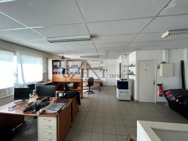 Entrepôt - 1 272 m²