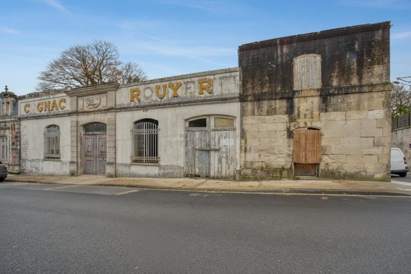 Maison - 900 m² - 1 pièce