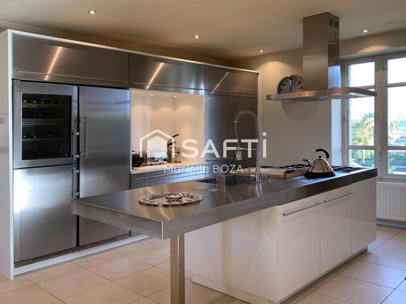 Maison - 750 m² - 11 pièces