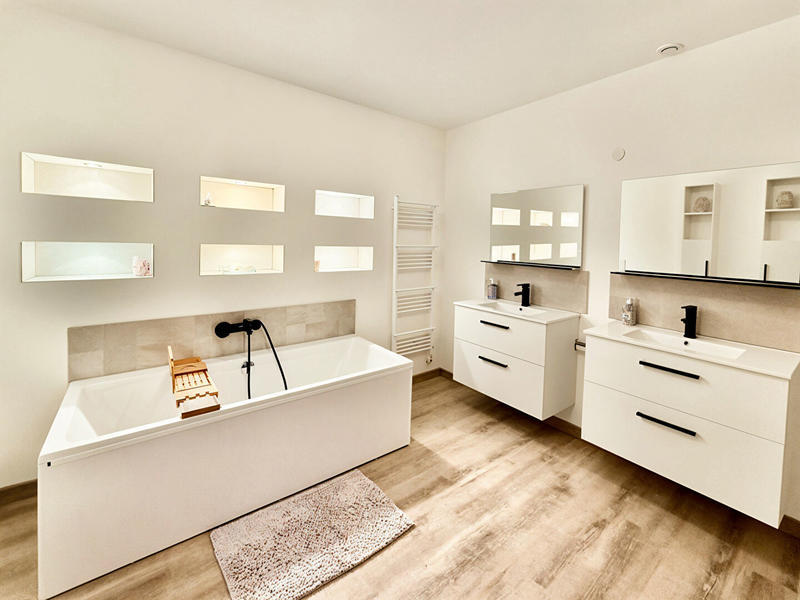 Maison - 255 m² - 7 pièces