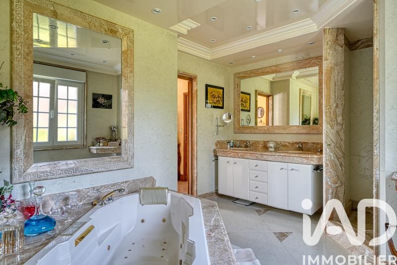 Maison - 290 m² - 8 pièces